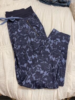 Women's Athleta Navy Floral Print Jogger Pants - Size 4
